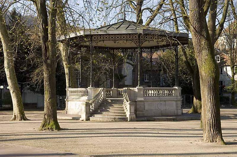 Kiosque : vue d'ensemble, de face.