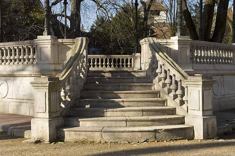 Kiosque : détail de la montée d'escalier.