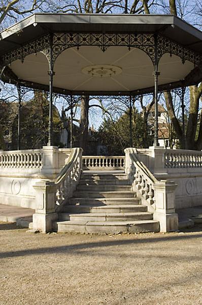 Kiosque : vue de face avec la montée d'escalier.