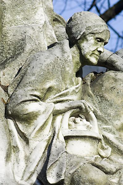 Monument dédié à Adolphe Viel-Picard : vue de la vieille femme située à gauche du buste, de profil.