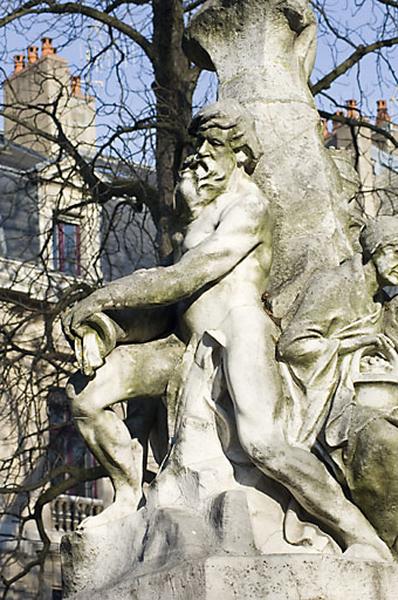 Monument dédié à Adolphe Viel-Picard : vue du personnage situé au revers du buste, de profil.