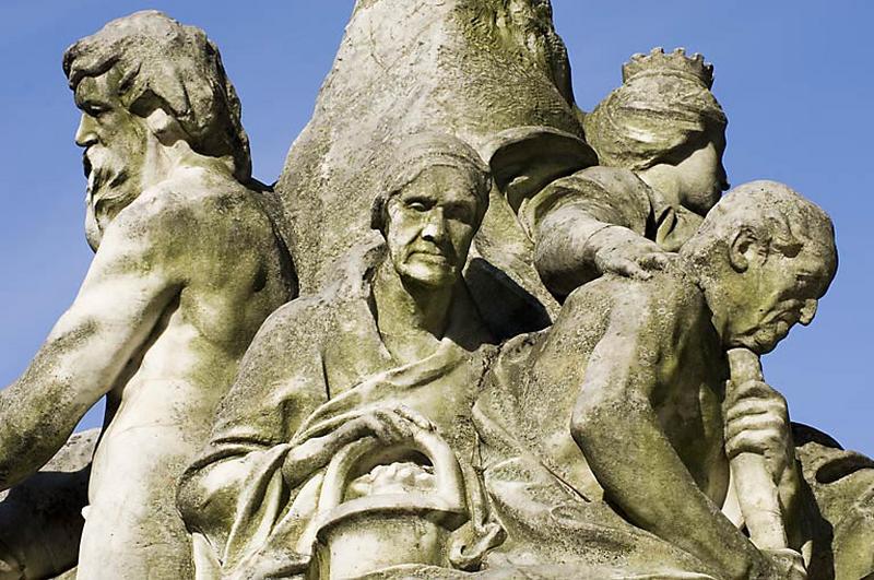 Monument dédié à Adolphe Viel-Picard : vue du groupe de personnages situé à gauche du buste, de face.