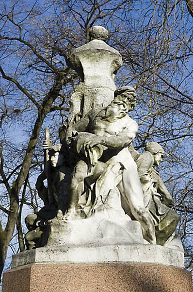 Monument dédié à Adolphe Viel-Picard : vue du personnage situé au revers du buste, de face.