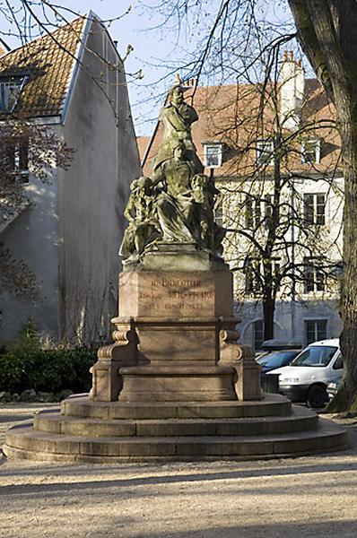 Monument dédié à Adolphe Viel-Picard : vue d'ensemble, de face.