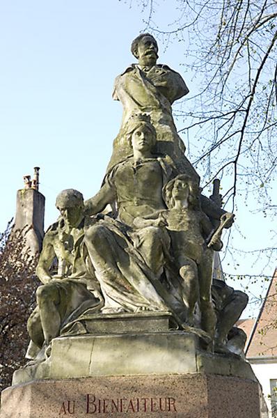 Monument dédié à Adolphe Viel-Picard : vue du groupe de statues, de face.