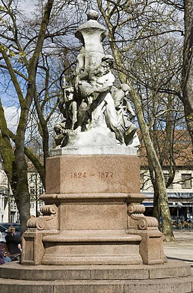 Monument dédié à Adolphe Viel-Picard : vue d'ensemble du côté de la rue.