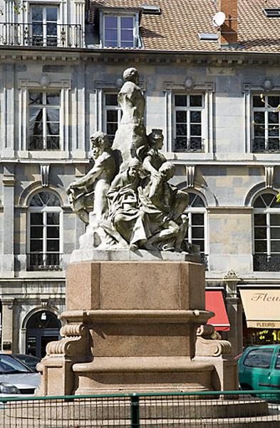 Monument dédié à Adolphe Viel-Picard : vue d'ensemble du côté du jardin public.