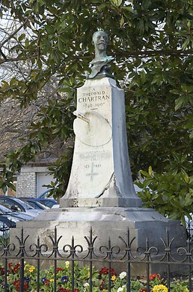 Monument dédié au peintre Théobald Chartran : vue d'ensemble.