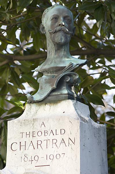 Monument dédié au peintre Théobald Chartran : détail du buste et de l'inscription.