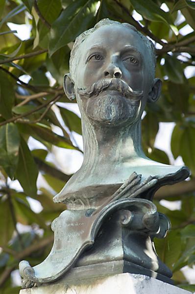 Monument dédié au peintre Théobald Chartran : détail du buste.