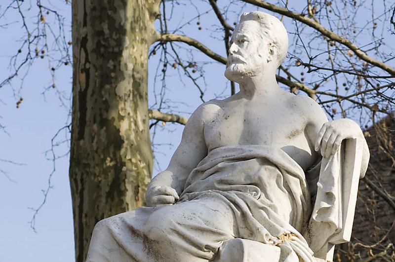 Monument dédié à Victor Hugo : détail du buste de la statue de trois quarts droit.