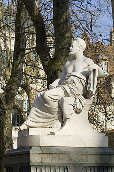 Monument dédié à Victor Hugo : vue de la statue de trois quarts droit.