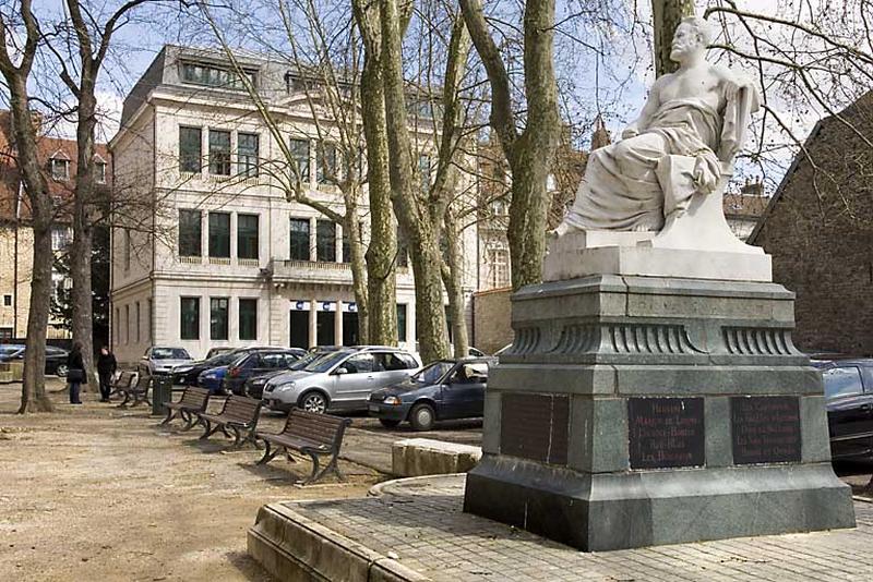 Monument dédié à Victor Hugo : vue d'ensemble de trois quarts droit.