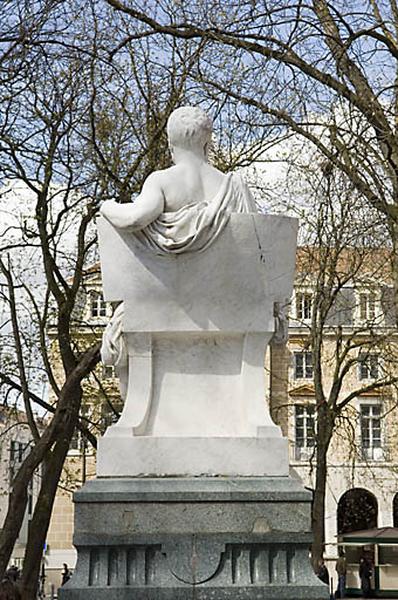 Monument dédié à Victor Hugo : de dos.