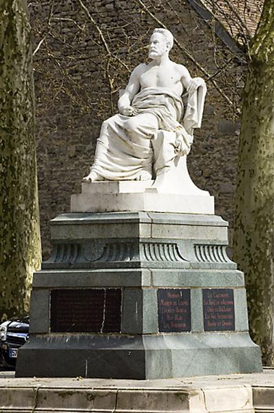 Monument dédié à Victor Hugo : de trois quarts droit, vue rapprochée.