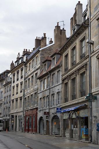 Vue éloignée de la maison dans l'alignement de la rue.