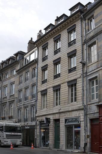Façade sur rue, de trois quarts droit.
