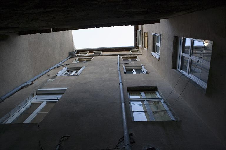 Vue des bâtiments en contre-plongée situés dans la deuxième cour.
