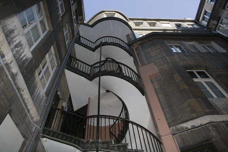 Vue d'ensemble de l'escalier à cage ouverte.