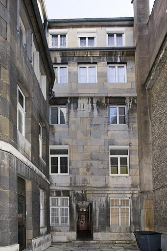 Vue d'ensemble de la façade postérieure du logis principal.