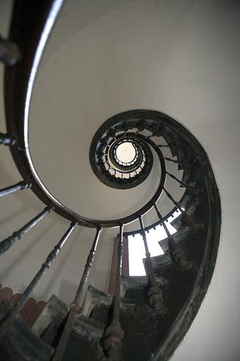 Détail de l'intérieur de l'escalier à cage ouverte.