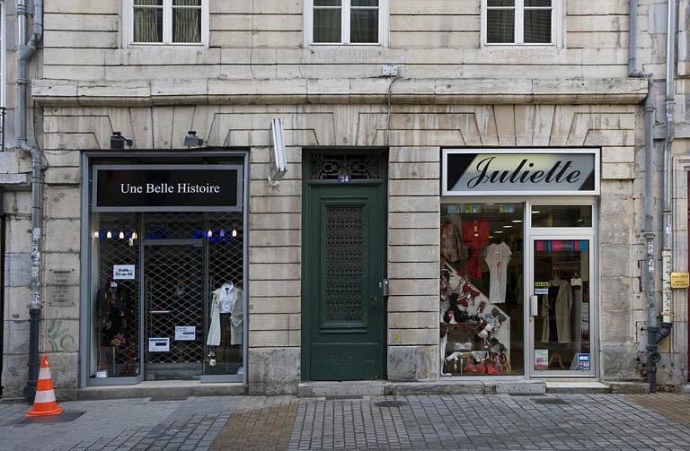 Détail du rez-de-chaussée de la façade sur rue.