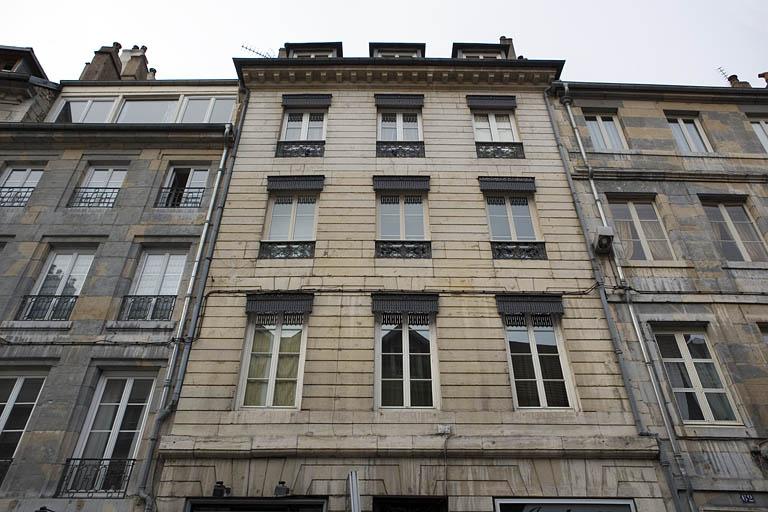 Détail de la façade sur rue au-dessus du rez-de-chaussée.