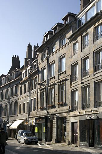 Vue éloignée de la maison dans l'alignement de la rue.