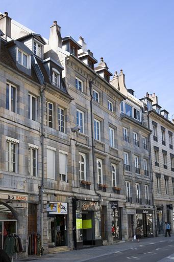 Vue d'ensemble de la façade sur rue de trois quarts gauche.