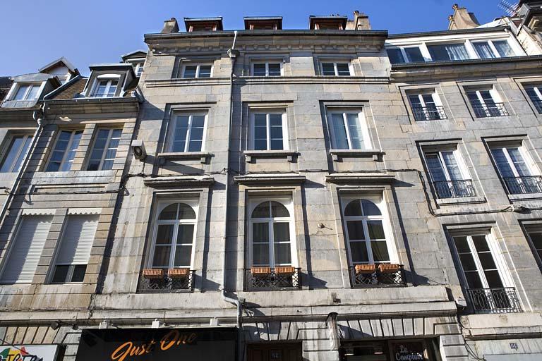 Détail de la façade sur rue au-dessus du rez-de-chaussée, de face.