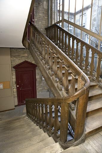 Détail du premier escalier à cage ouverte depuis l'intérieur de la cage.