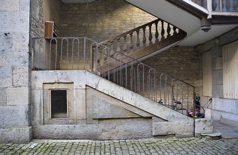 Détail du départ du premier escalier à cage ouverte depuis la cour.
