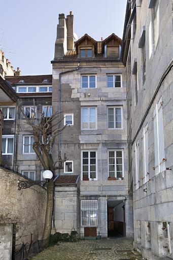 Vue d'ensemble de la façade postérieure du logis principal.