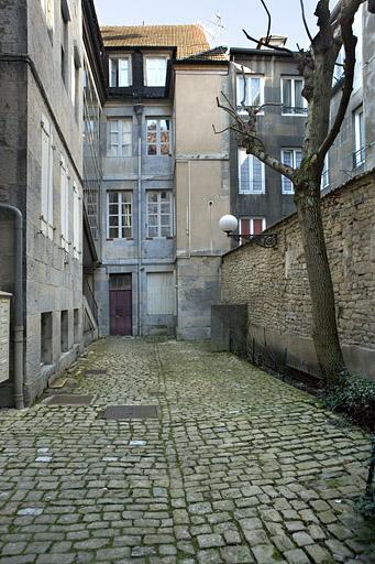 Vue d'ensemble de la façade antérieure du logis secondaire.