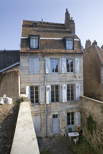 Vue d'ensemble de la façade postérieure du logis secondaire.