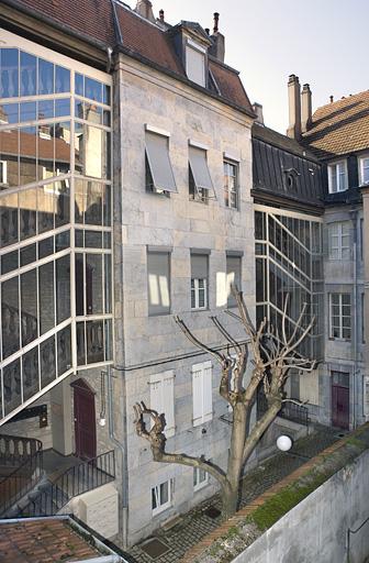 Vue d'ensemble du bâtiment encadrant les deux escaliers à cage ouverte situés dans la première cour.