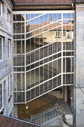 Vue d'ensemble premier escalier à cage ouverte, de face.