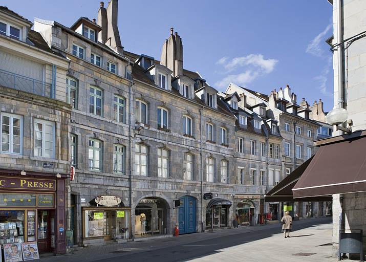 Vue éloignée de la maison dans l'alignement de la rue.
