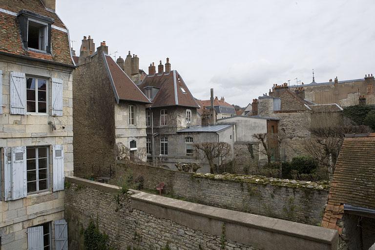 Vue éloignée de la façade postérieure du logis secondaire.