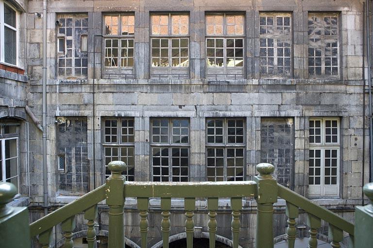 Aile gauche dans la première cour : détail des étages au-dessus du rez-de-chaussée.
