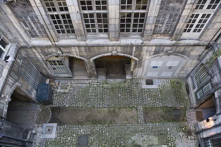 Aile gauche dans la première cour : détail du rez-de-chaussée, vue en plongée.