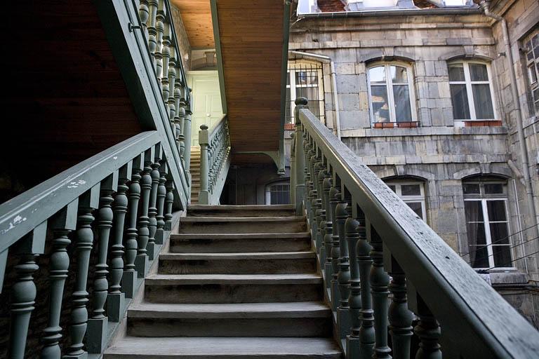 Détail de l'intérieur de l'escalier à cage ouverte.