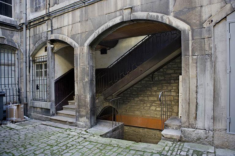 Détail des arcades situées au rez-de-chaussée de l'aile gauche dans la première cour.