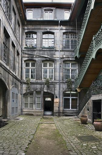 Vue d'ensemble de la façade antérieure du logis secondaire.