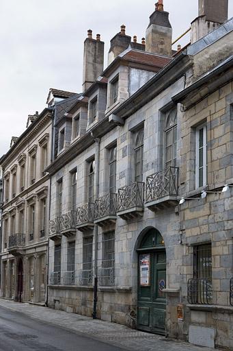 Vue d'ensemble depuis la rue de trois quarts droit.