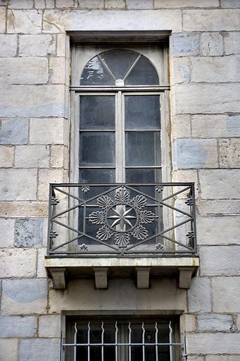 Détail d'une fenêtre du premier étage sur rue.