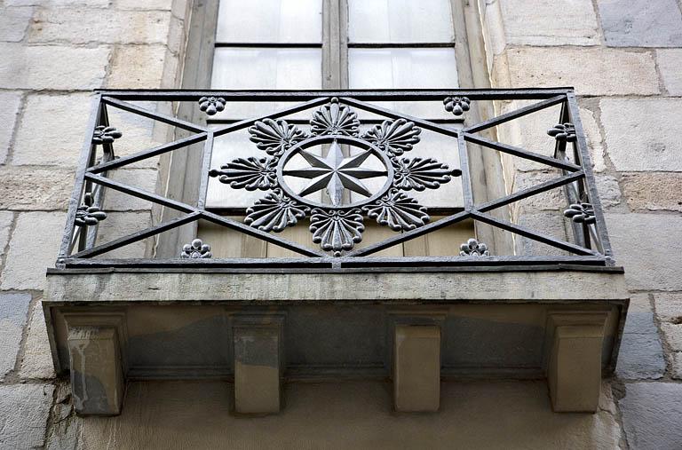 Détail de la ferronnerie d'un balcon : premier étage sur rue.