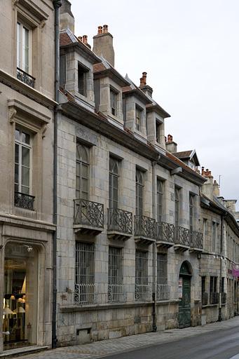 Vue d'ensemble depuis la rue de trois quarts gauche.