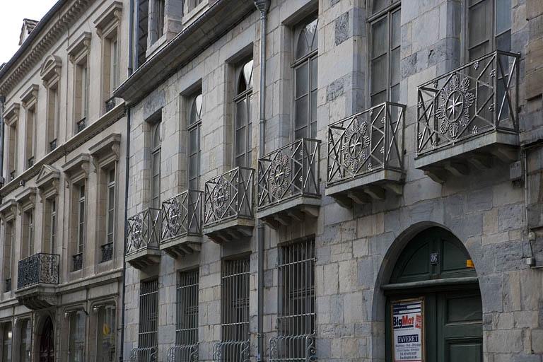 Détail de la façade sur rue de trois quarts droit.