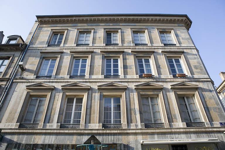 Détail de la façade située rue des Granges, de face.